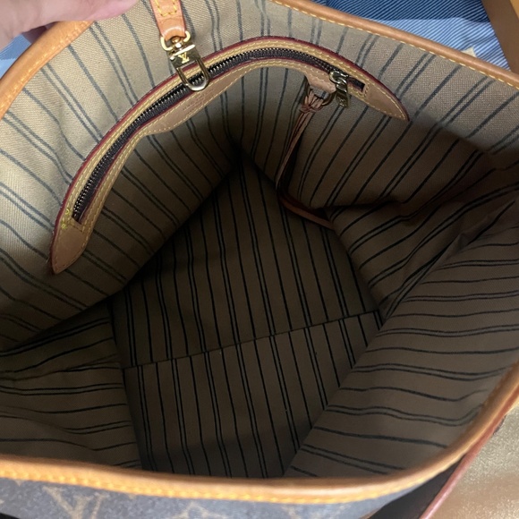 Louis Vuitton Purse - Picture 3 of 3